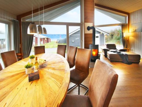Un comedor con mesa y sillas de madera. en Ferienhaus Randers, en Steinbergkirche