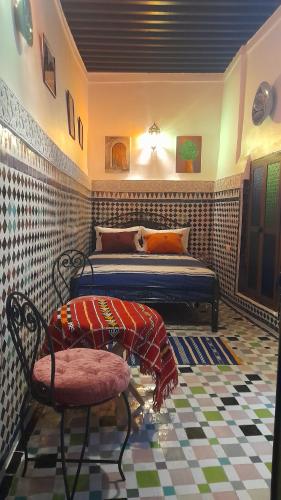 フェズにあるRiad amalのベッドルーム1室(ベッド1台、椅子1脚付)