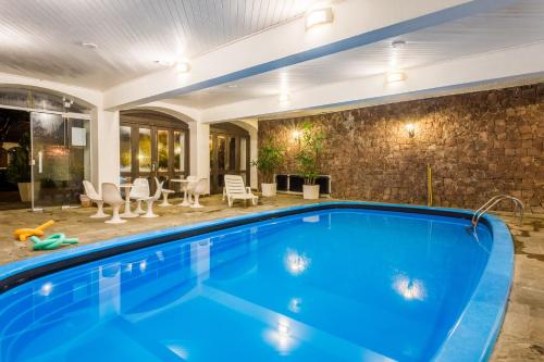 una piscina en medio de una casa en Vila Suzana Parque Hotel, en Canela