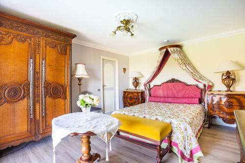 เตียงในห้องที่ Le Clos des Senteurs de Chateauneuf de Grasse