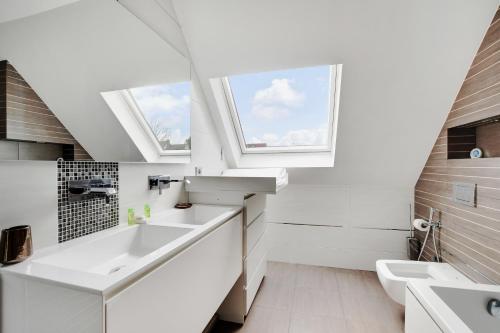 A bathroom at CMG Superbe maison 3BDR w jardin - 25 minutes de Paris