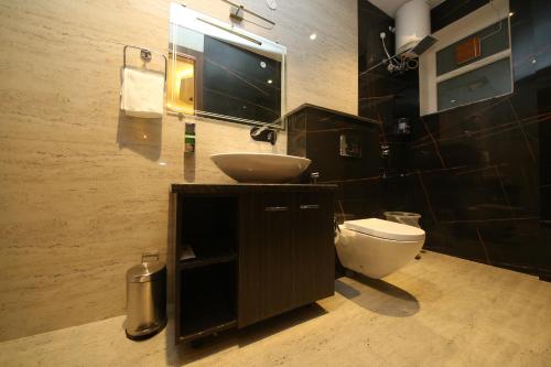 a bathroom with a sink and a toilet at Hotel Dream Inn in Rishīkesh