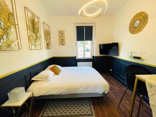 Cette petite chambre comprend un lit et une télévision. dans l'établissement Homard & Fox, Le Féart, Studio avec coin terrasse & barbecue, à Dinard