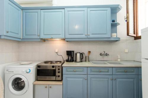 Kitchen o kitchenette sa Armenaki Apartment at the center of Zakynthos Town