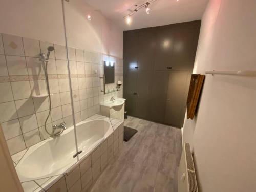 a white bathroom with a tub and a toilet at Helle 3-Zimmerwohnung in Uninähe in Braunschweig