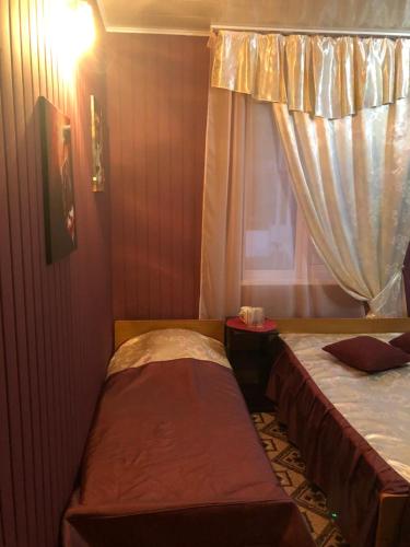 ソチにあるГостевой дом "Семейный"のベッドルーム1室(ツインベッド2台、窓付)