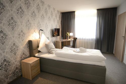 una stanza d'albergo con un letto e una finestra di Landhotel Kussmann a Wrexen