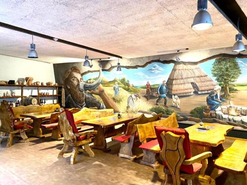 a restaurant with a mural on the wall at Villa B das zauberhafte Chalet in Vetschau
