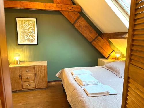 a bedroom with a bed with towels on it at Hoeve de Knol in Holthees