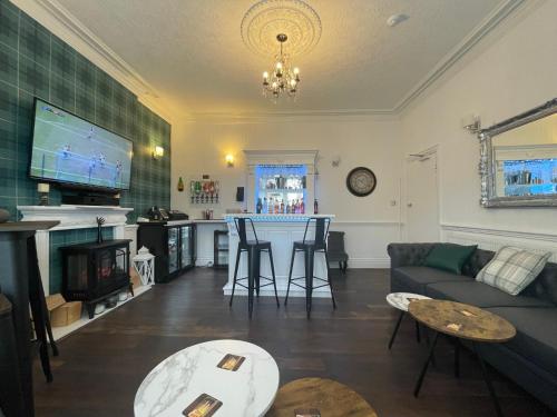 uma sala de estar com um sofá e uma mesa em North Crest em Blackpool