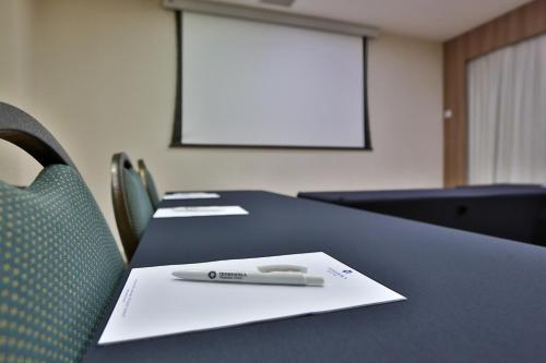a pen sitting on top of a table in an office at Transamerica Executive Jardins in Sao Paulo