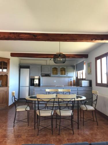 une salle à manger avec une table et des chaises dans une cuisine dans l'établissement VILLA EVE, à Chateauneuf Villevieille