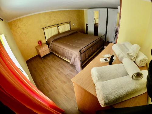 een kleine slaapkamer met een bed en een bank bij Di Sarno's Port'Alba in Napels