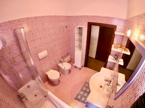 een badkamer met een douche, een toilet en een wastafel bij Di Sarno's Port'Alba in Napels