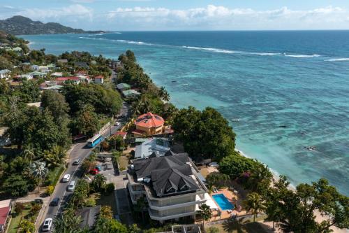Vedere de sus a Crown Beach Hotel Seychelles