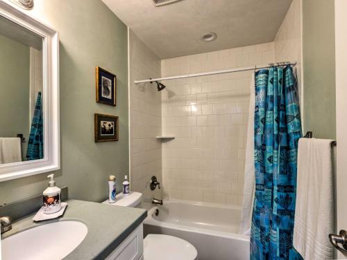Ένα μπάνιο στο Family-Friendly Home, Walk to Steinhatchee River!