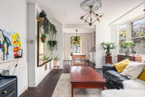 Gorgeous and Vibrant 3 Bedroom Apartment in London