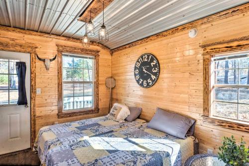 Postelja oz. postelje v sobi nastanitve Sunny Catfish Cabin with Views of Toledo Bend