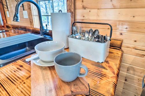 Kemudahan buat kopi dan teh di Sunny Catfish Cabin with Views of Toledo Bend