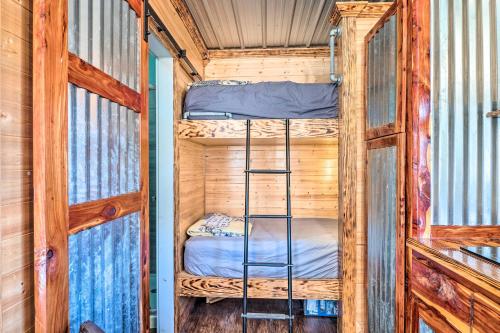 a room with two bunk beds in a cabin at Sunny Catfish Cabin with Views of Toledo Bend in Alliance