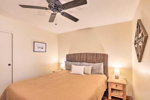 Säng eller sängar i ett rum på Sunny Tucson Abode with Fire Pit 9 Mi to U of A