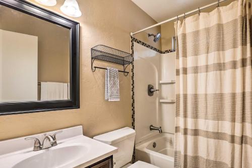 Un baño de Sunny Tucson Abode with Fire Pit 9 Mi to U of A