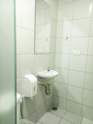 Un baño de Hotel dos PRAZERES (Motel)