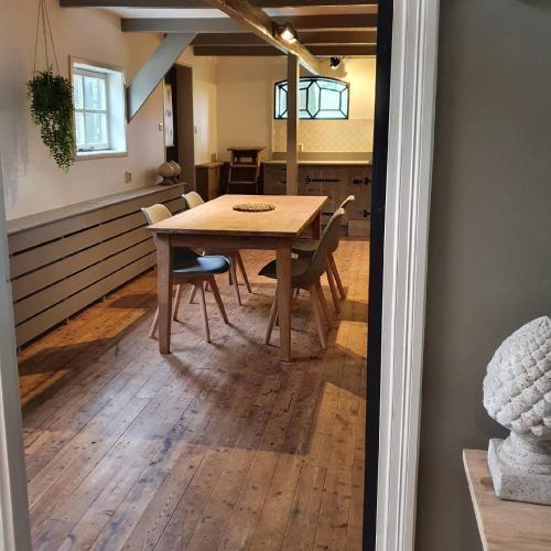 a kitchen and dining room with a table and chairs at Op Stolk bed & breakfast in Stolwijk