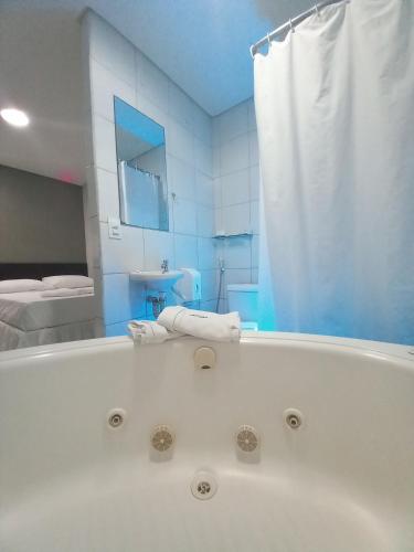 Un baño de Hotel dos PRAZERES (Motel)