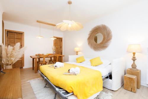 - une chambre avec un lit avec deux animaux dans l'établissement Hippie Palm Beach YourHostHelper, à Cannes