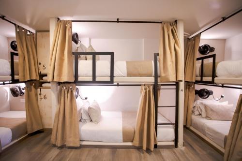 Medellín Vibes Hostel emeletes ágyai egy szobában