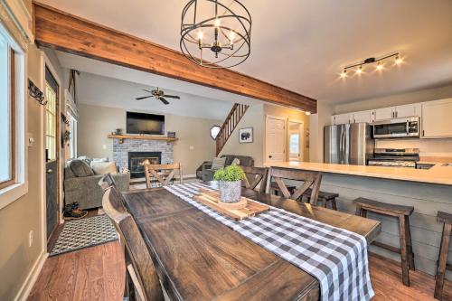 Dapur atau dapur kecil di Lovely Roscommon Cabin Less Than 3 Mi to Higgins Lake!
