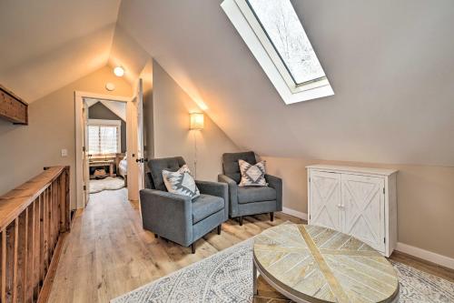 Ruang duduk di Lovely Roscommon Cabin Less Than 3 Mi to Higgins Lake!