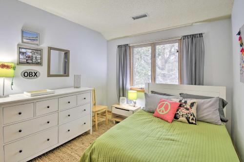 Un pat sau paturi într-o cameră la Southern Shores Family Retreat Mins to Beach!