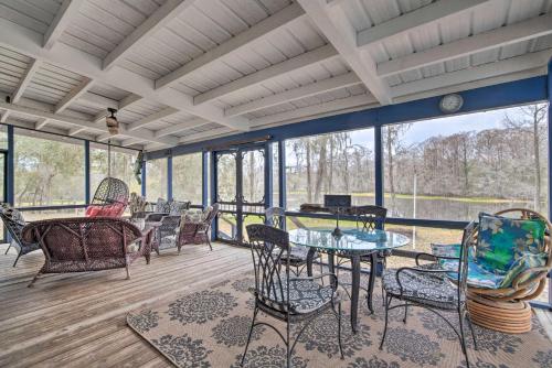 Fotografie z fotogalerie ubytování Riverfront Retreat with Patio in Withlacoochee v destinaci Bushnell