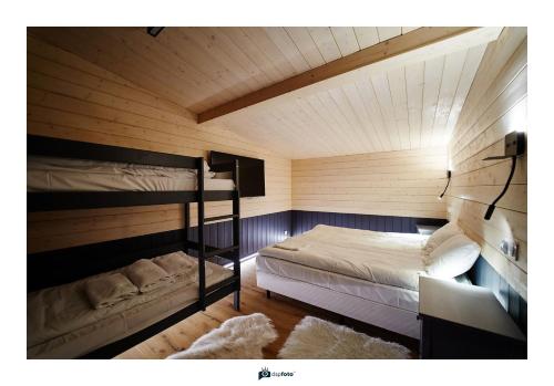een slaapkamer met 2 stapelbedden in een hut bij Posterunek Wiżajny in Wiżajny