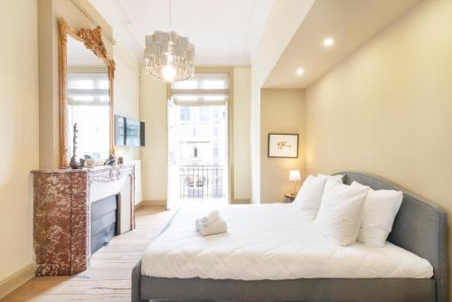 - une grande chambre avec un lit et une cheminée dans l'établissement Le Palais de Saint-Jean, à Nancy