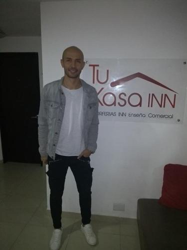 Un certificado, premio, letrero u otro documento en Hotel TuKasa Inn