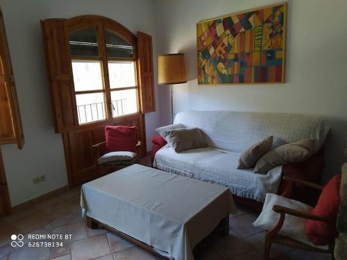 sala de estar con sofá y mesa en casa sobre rio Noguera Pallaresa, en Gerri