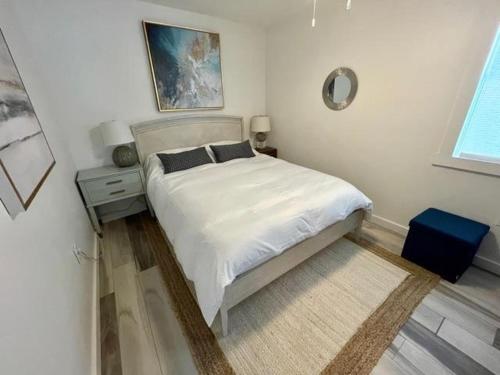 默特爾海灘的住宿－Sand Fiddler 101 condo，白色卧室配有床和镜子