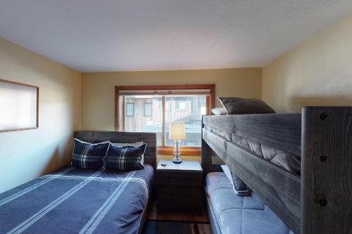 a bedroom with two twin beds and a window at Quaint Mountain Condo in Frisco