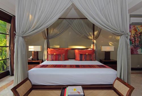 タナロットにあるVilla Suryaのベッドルーム(赤い枕の大きな白いベッド付)