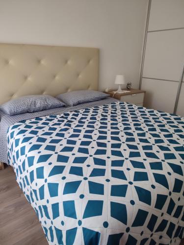 a bedroom with a large blue and white bed at CasaBarreiro in Barreiro