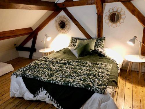 um quarto com uma cama grande num sótão em Le millesime 2 : hyper centre em Troyes