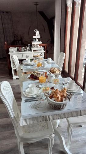 une table blanche avec de la nourriture au-dessus dans l'établissement Couleurs du temps - pres Giverny, à Limetz