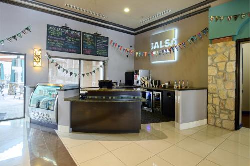 a fast food restaurant with a counter in the middle at Wyndham El Paso Airport and Water Park in El Paso