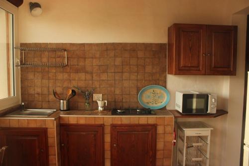 a kitchen with a sink and a microwave at Fighezia in Fluminimaggiore