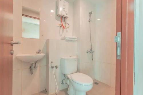 y baño con aseo y lavamanos. en RedLiving Apartemen Grand Kamala Lagoon - Kita Pro Tower Barclay North, en Bekasi