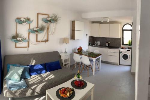salon z kanapą i kuchnią w obiekcie Fuerte Holiday M&M Apartaments w mieście Costa Calma