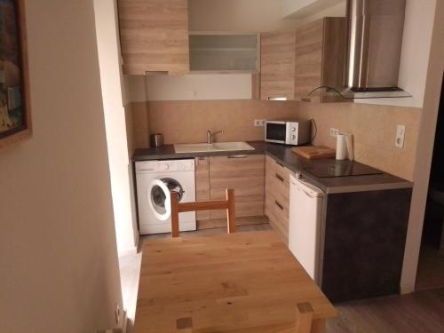 a kitchen with a sink and a washing machine at studio terrasse in Toulon